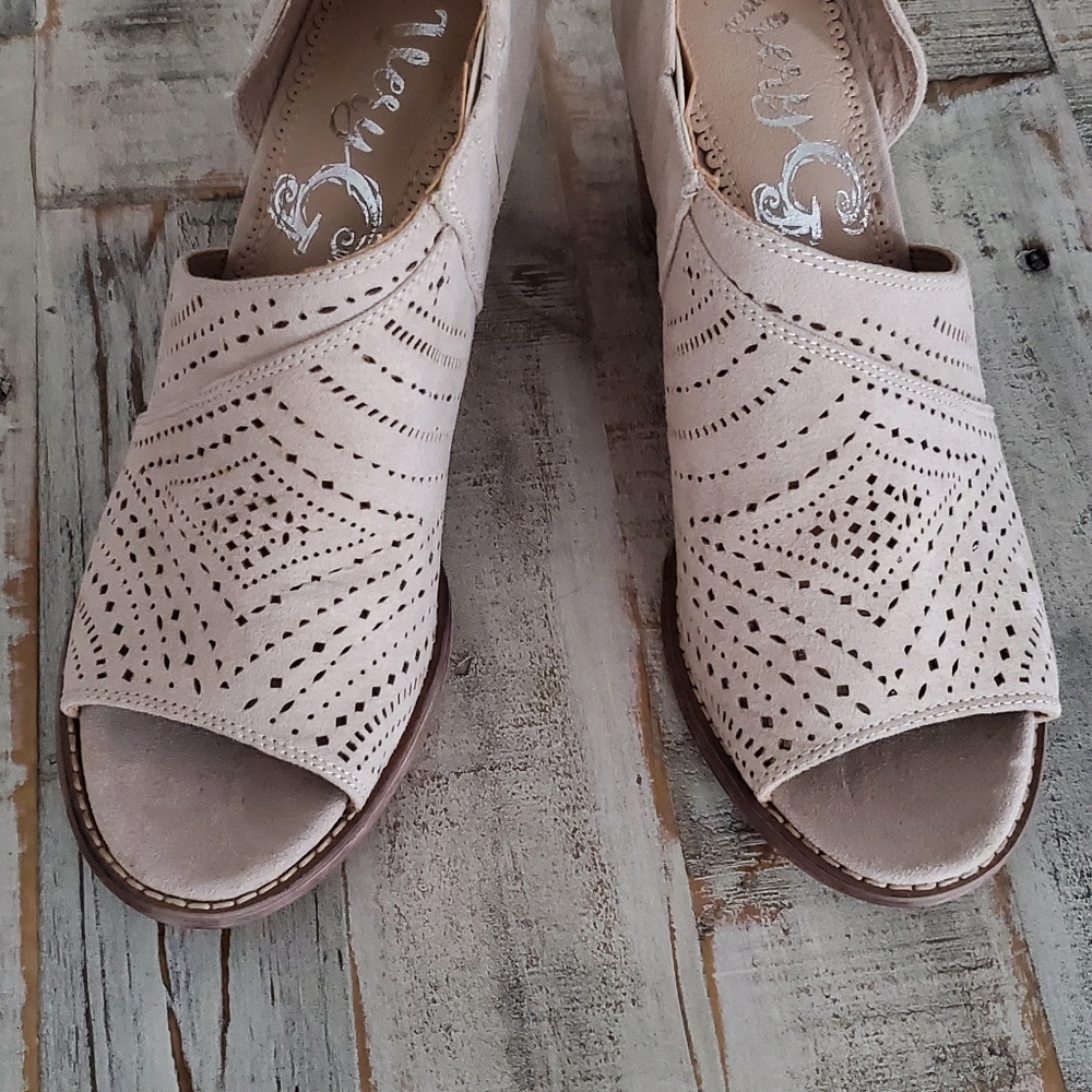Very G tan heels